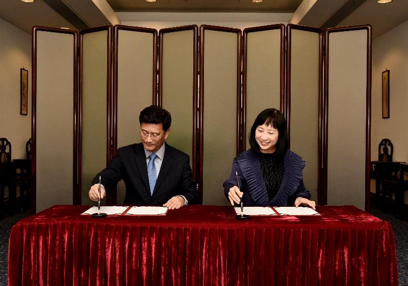 The Director of Leisure and Cultural Services, Ms Michelle Li (right), today (September 14) signed a Letter of Intent on Cultural Exchange and Co-operation with the Director of the Shanghai Museum, Mr Yang Zhigang, with the aim of strengthening co-operation between Hong Kong and Shanghai in preserving and showcasing cultural heritage.