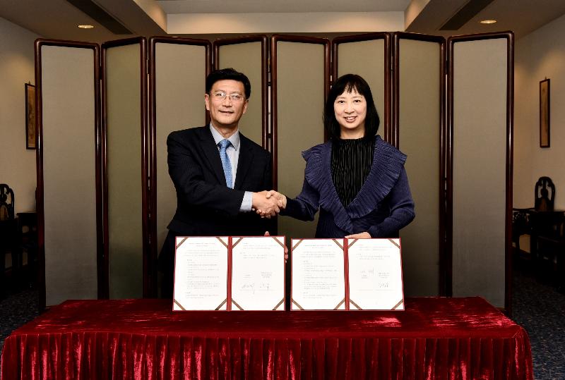 The Leisure and Cultural Services Department and the Shanghai Museum today (September 14) signed a Letter of Intent on Cultural Exchange and Co-operation, with the aim of strengthening co-operation between Hong Kong and Shanghai in preserving and showcasing cultural heritage.  Picture shows the Director of Leisure and Cultural Services, Ms Michelle Li (right), shaking hands with the Director of the Shanghai Museum, Mr Yang Zhigang, at the signing ceremony.

