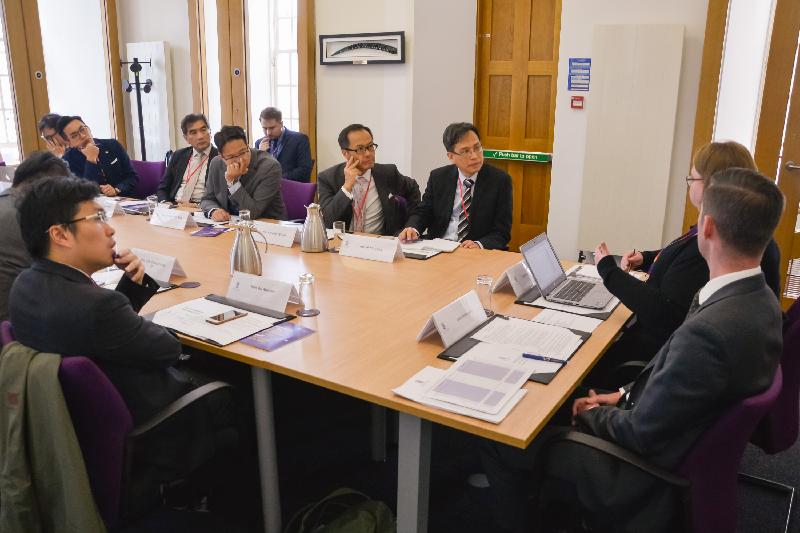 The delegation of the Legislative Council met with the Parliamentary Business Team of the Scottish Parliament yesterday (September 13, Edinburgh time) to learn about the parliamentary procedure and the operation of Chamber business of the Scottish Parliament.