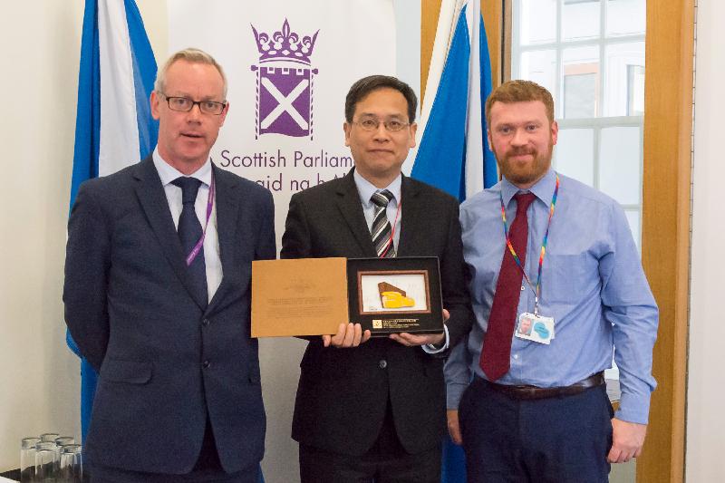 The leader of the delegation of the Legislative Council, Mr Ip Kin-yuen (centre), presented a souvenir to the Clerks to the Culture, Tourism, Europe and External Relations Committee of the Scottish Parliament, Dr Stephen Herbert (left) and Mr Mark Johnson (right), yesterday (September 13, Edinburgh time). 