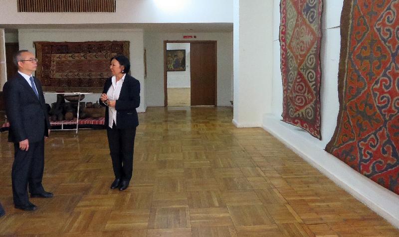 民政事務局局長劉江華今日（九月十四日）於吉爾吉斯斯坦比什凱克繼續訪問行程。圖示劉江華（左）參觀藝術博物館。