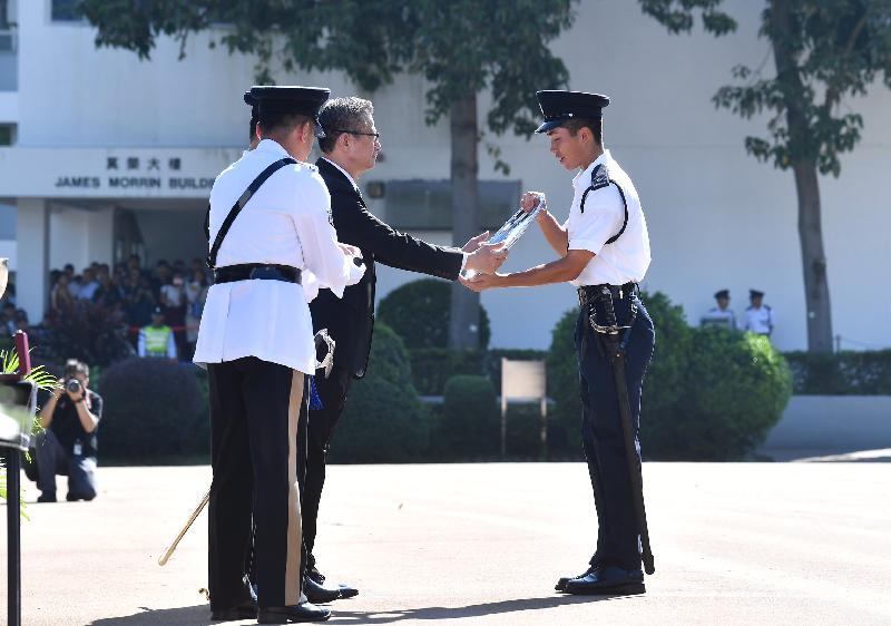 財政司司長陳茂波（左二）今日（九月十五日）上午在香港警察學院結業會操頒發最優秀學員獎。 
