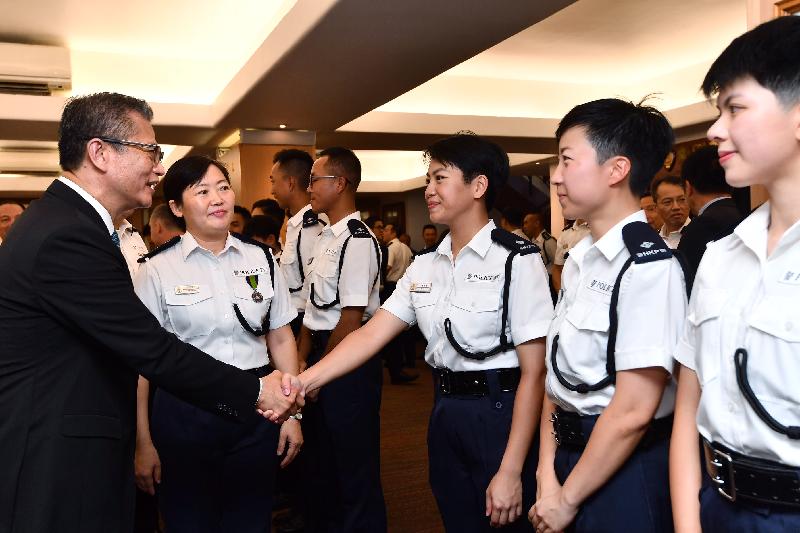 財政司司長陳茂波（左一）今日（九月十五日）上午在香港警察學院結業會操檢閱見習督察和學警後，與見習督察交談。 
