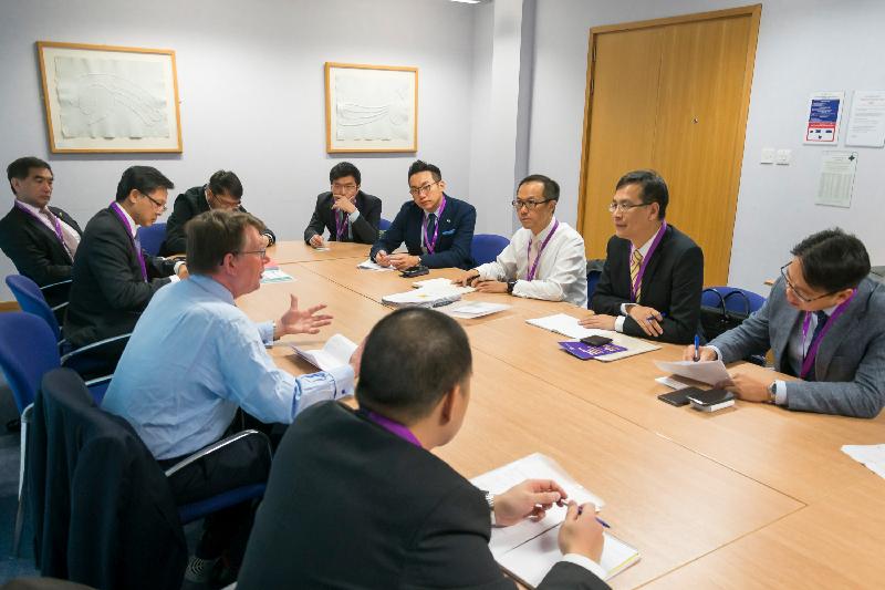 The delegation of the Legislative Council meets with the Head of Constitutional Policy Unit of the Scottish Government, Mr Gerald Byrne (second left). 
