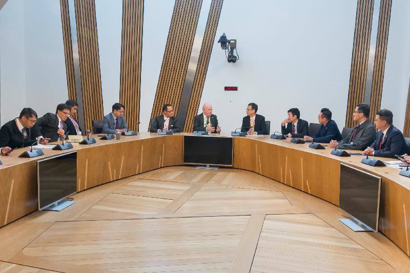 The delegation of the Legislative Council meets with the Chief Whip of the Scottish National Party, Mr Gordon MacDonald MSP (centre).