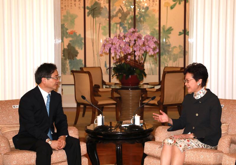 The Chief Executive, Mrs Carrie Lam (right), met the Standing Committee Member of the CPC Zhejiang Provincial Committee, Secretary of the CPC Hangzhou Municipal Committee, Mr Zhou Jiangyong (left), at Government House this morning (September 15).
