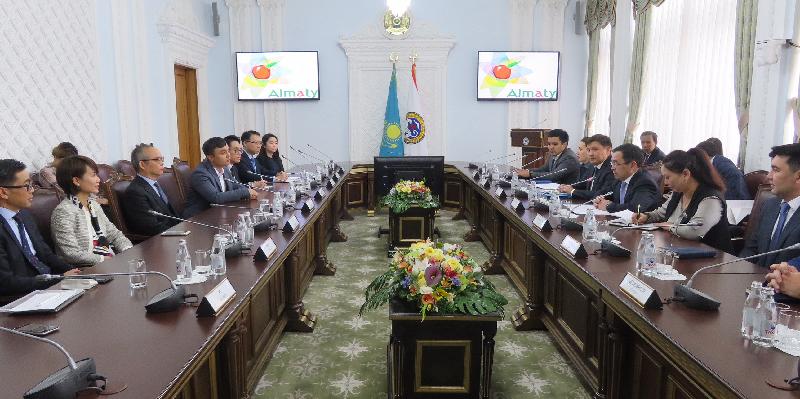民政事务局局长刘江华今日（九月十五日）于哈萨克斯坦阿拉木图继续访问行程。图示刘江华（左三）与阿拉木图市副市长Arman Kyrykbayev（右三）会面，探讨加强两地合作。
