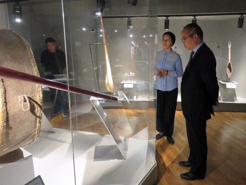 民政事务局局长刘江华今日（九月十五日）于哈萨克斯坦阿拉木图继续访问行程。图示刘江华（右）参观一所民族乐器博物馆。