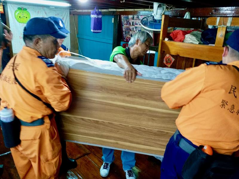 Civil Aid Service (CAS) sent members to Lei Yue Mun and Tai O today (September 15) to help residents prepare for the storm at the request of Kwun Tong and Islands District Offices. Photo shows CAS members assisting the Tai O stilt house residents in moving their household furniture to higher points.