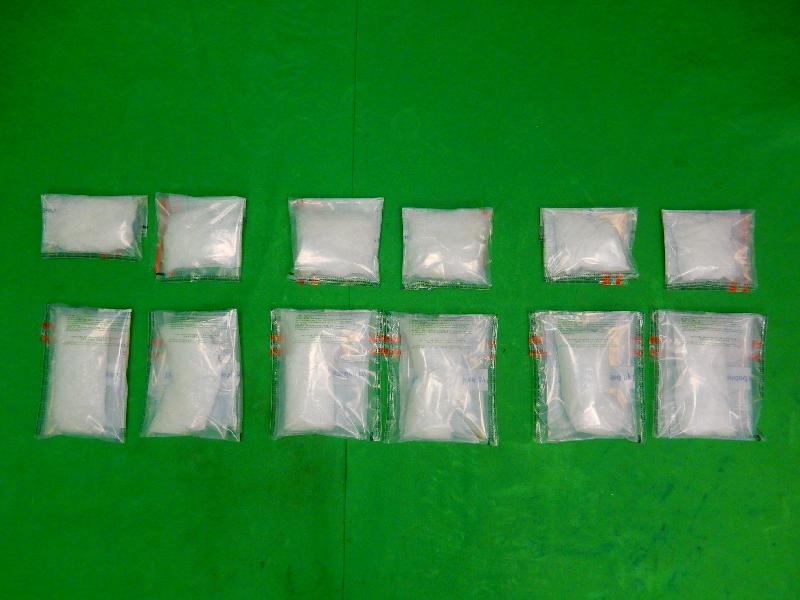 Hong Kong Customs seized about 1.1 kilograms of suspected cocaine and about 2.5 kilograms of suspected methamphetamine in total at Hong Kong International Airport yesterday (September 14) and today (September 15) with an estimated market value of about $2.4 million. Photo shows the suspected methamphetamine seized.
