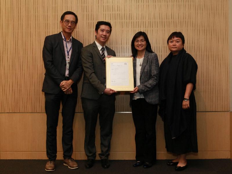 The Permanent Secretary for Food and Health (Health), Ms Elizabeth Tse (second right); the Commissioner for the Electronic Health Record, Miss Amy Yuen (first right); and the Head of the Information Technology and Health Informatics of the Hospital Authority, Dr Cheung Ngai-tseung (first left), receive the ISO 27001:2013 certificate from the certification body, the British Standards Institution, today (September 17).