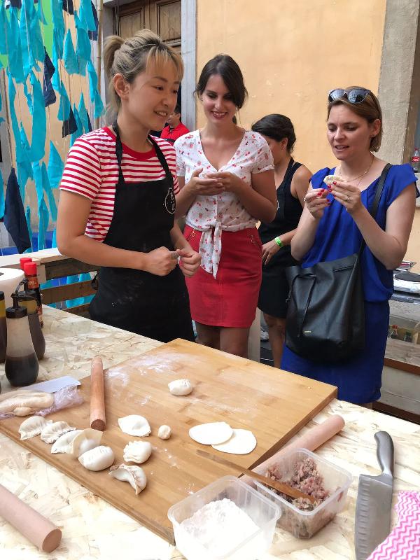 香港街头美食于九月十三至十六日在法国里昂的「里昂街头美食节」上大放异彩。图示参加者制作香港点心。