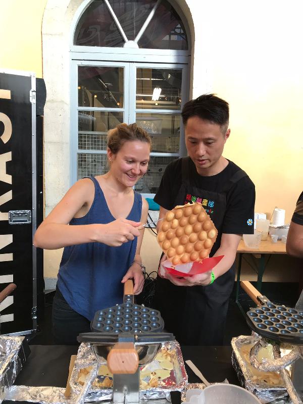 The street food of Hong Kong shone at the Lyon Street Food Festival held in Lyon, France, from September 13 to 16. The Hong Kong street food egg waffles was well received by the French for its special appearance and rich taste.