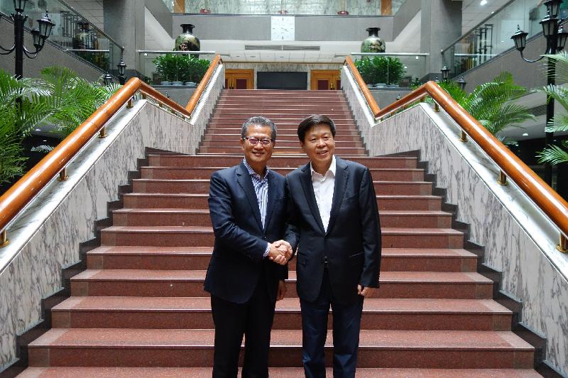 財政司司長陳茂波（左）今日（九月十七日）在北京與國家稅務總局局長王軍（右）會面後合照。