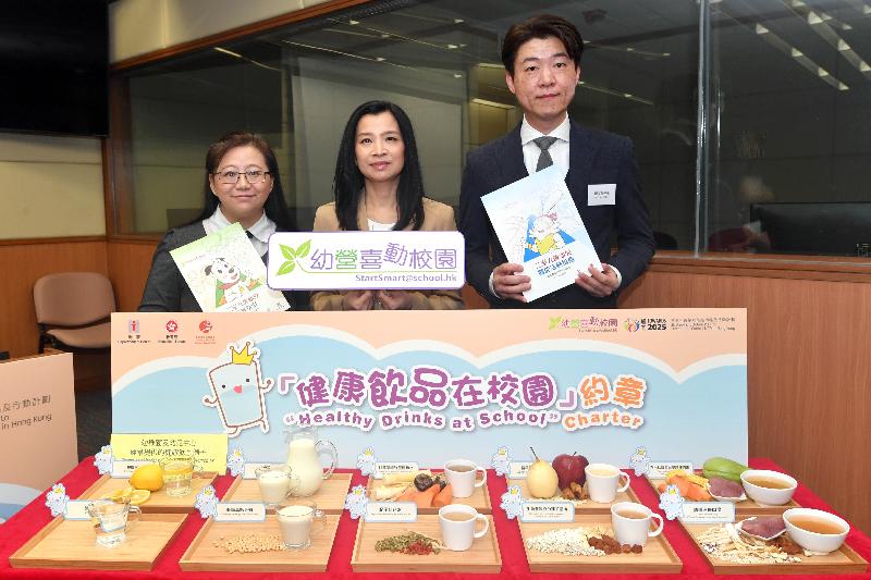 The Assistant Director of Health (Health Promotion), Dr Anne Fung (centre) today (September 18) announced the launch of the Healthy Drinks at School Charter, and showed examples of healthy drinks provided by kindergartens and child care centre at the press conference. 