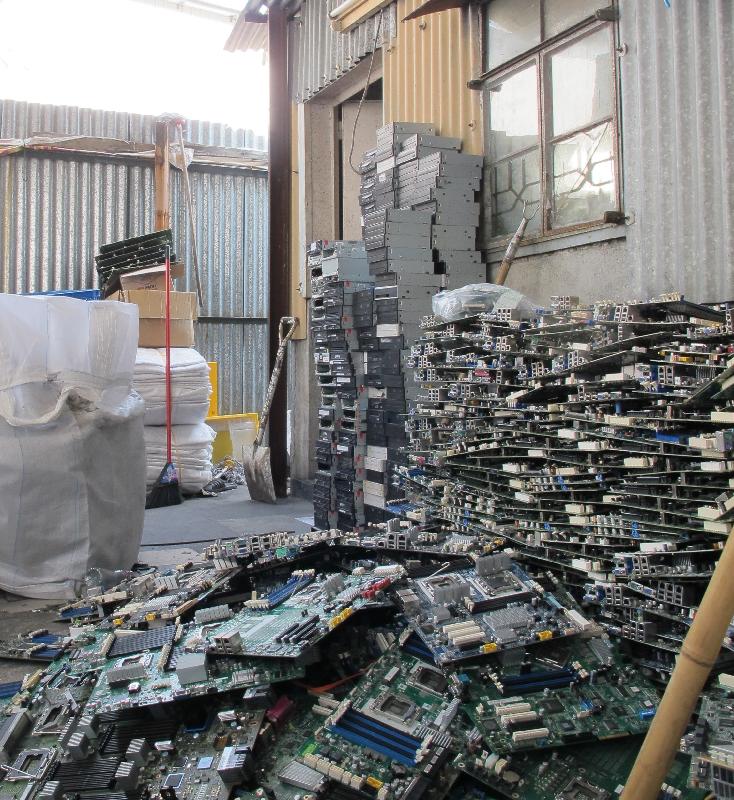 The Environmental Protection Department raided two recycling sites located in Ping Che in North District and Shek Wu Wai in Yuen Long during operations in January and March. The recycling sites illegally stored printed circuit boards (PCBs), which are classified as chemical waste, at the open spaces. A total of 2.5 tonnes of PCBs were found during the two operations with a total market value of $250,000.