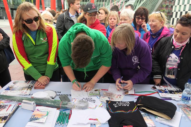 The Hong Kong Dublin Dragon Boat Regatta, which was title sponsored by the Hong Kong Economic and Trade Office in Brussels, was held in Dublin, Ireland on September 15 and 16 (Dublin time).  Photo shows visitors participating in a quiz about Hong Kong at Hong Kong booth.

