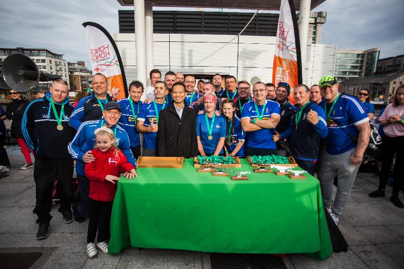 The Hong Kong Dublin Dragon Boat Regatta, which was title sponsored by the Hong Kong Economic and Trade Office in Brussels (HKETO, Brussels), was held in Dublin, Ireland on September 15 and 16 (Dublin time). Photo shows the Assistant Representative of the HKETO, Brussels, Mr Pau Leung, presenting medals to the winning team.
