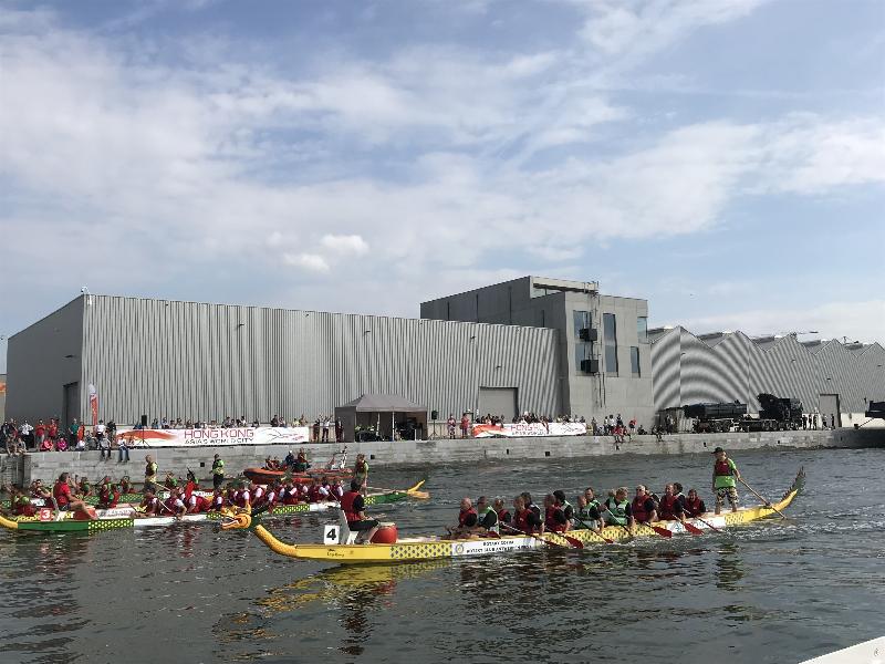 The Hong Kong Dragon Boat Festival, which was title sponsored by the Hong Kong Economic and Trade Office in Brussels, was held in Antwerp, Belgium on September 15 (Antwerp time). Photo shows the teams participating at the festival.