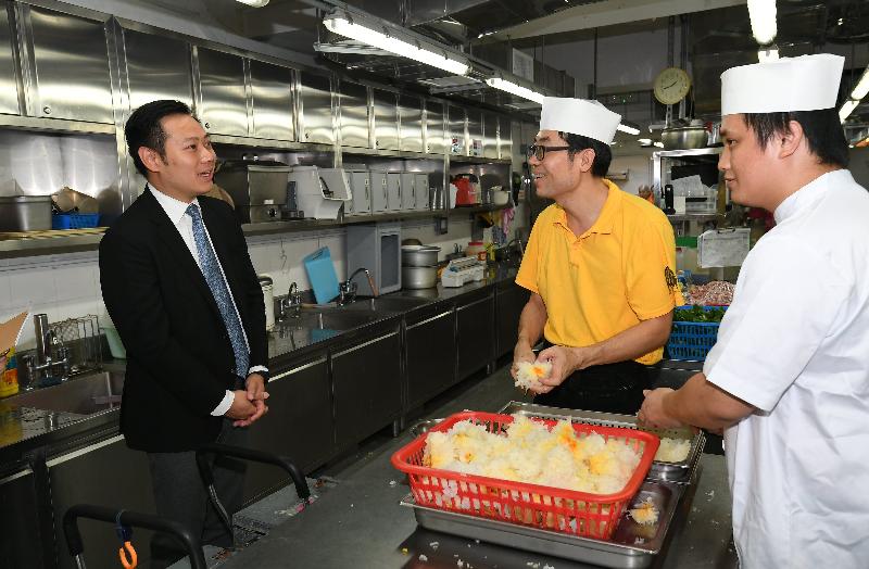 The Acting Secretary for Labour and Welfare, Mr Caspar Tsui, visited St James' Settlement today (September 18) and sent his regards to personnel for their commitment during the passage of the typhoon for supporting members of the public and service users. Photo shows Mr Tsui (left) expressing thanks to personnel preparing meals for elderly persons.