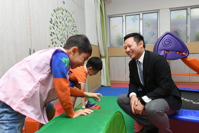The Acting Secretary for Labour and Welfare, Mr Caspar Tsui, visited Causeway Bay Child Care Centre of St James' Settlement today (September 18) and sent his regards to personnel for their commitment during the passage of the typhoon for supporting members of the public and service users. Photo shows Mr Tsui (right) watching children playing in an activity room of the centre.
