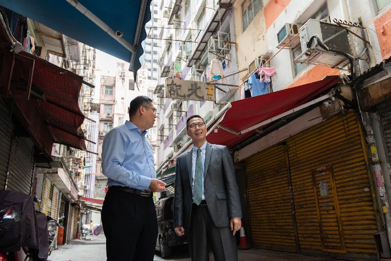 The Secretary for Education, Mr Kevin Yeung (right), today (September 19) visited Kowloon City District. Accompanied by the District Officer (Kowloon City), Mr Franco Kwok, Mr Yeung saw for himself the latest developments of a few old streets in Hung Hom. He recalled that he was serving as the District Officer (Kowloon City) in 2003 when Hong Kong was hit by SARS (Severe Acute Respiratory Syndrome) and the environmental hygiene problem at the Eight "Wan" Streets was one of the urgent tasks for the district.

