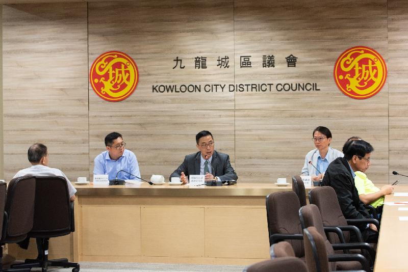 The Secretary for Education, Mr Kevin Yeung (centre), today (September 19) visited Kowloon City District where he met with the Kowloon City District Council Chairman, Mr Pun Kwok-wah (right), and other members to exchange views on education and other district issues.


