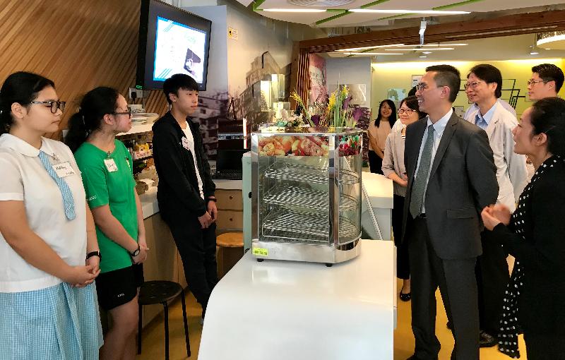 The Secretary for Education, Mr Kevin Yeung (third right), today (September 19) visited the HKSKH Kowloon City Children and Youth Integrated Service Centre in Ching Long Shopping Centre. While touring its various facilities designed for children and youths, he chatted with some young people and gave them encouragement.
