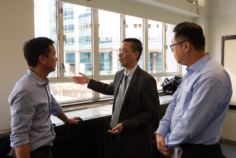 The Secretary for Education, Mr Kevin Yeung (centre), today (September 19) visited Kowloon City District to follow up on the progress of repair works for schools that were severely damaged by Super Typhoon Mangkhut. He first visited GCEPSA Whampoa Primary School to learn the latest situation from the school head, Mr Lee Yiu-po (left).

