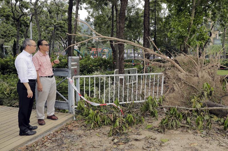 民政事務局局長劉江華今日（九月十九日）下午到訪維多利亞公園，視察超強颱風山竹襲港後的各項善後工作。圖示劉江華（左）了解颱風襲港後的清理工作。