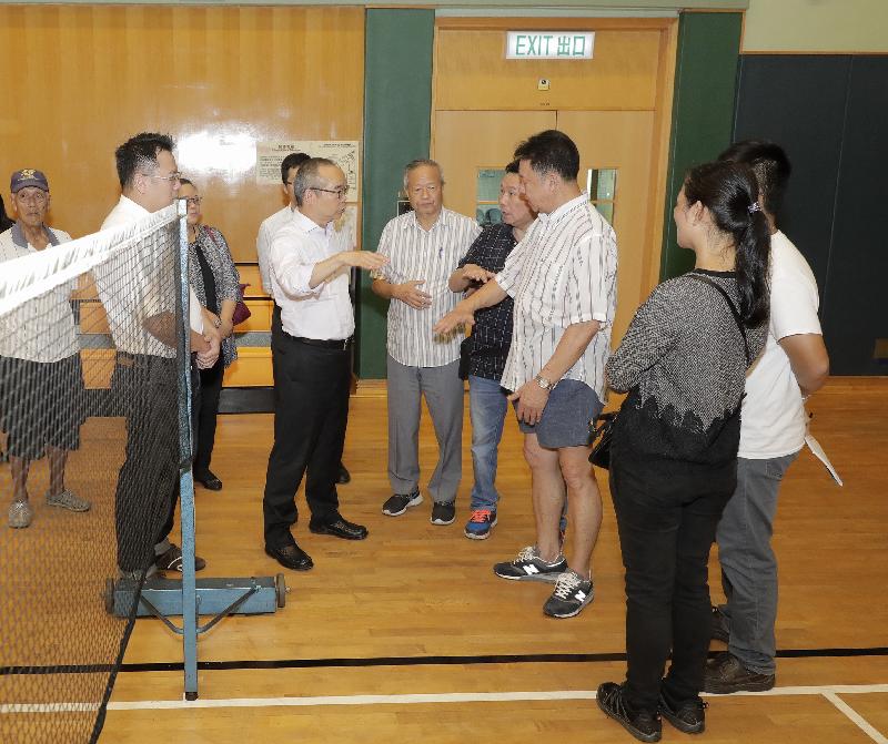 The Secretary for Home Affairs, Mr Lau Kong-wah, today (September 19) visited Lei Yue Mun to learn about the relief work after the passage of Super Typhoon Mangkhut. Photo shows Mr Lau (third left) exchanging views with representatives of resident organisations during his visit to Lei Yue Mun Sports Centre, which was designated as a temporary shelter during the typhoon.