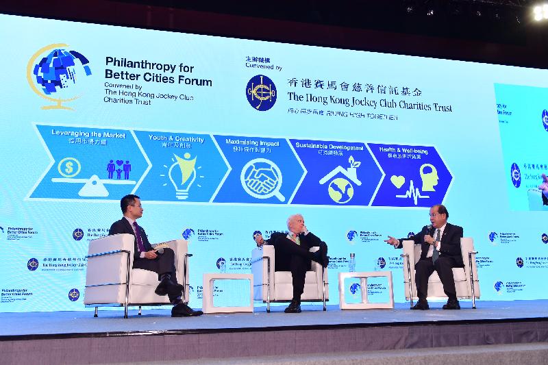 The Chief Executive, Mrs Carrie Lam, and the Chief Secretary for Administration, Mr Matthew Cheung Kin-chung, attended the Philanthropy for Better Cities Forum today (September 20). Photo shows Mr Cheung (right) and Nobel Laureate and Professor of Economics of the University of Chicago, Professor James Heckman (centre), participating in a dialogue session. The session was moderated by the Executive Director of Charities and Community of the Hong Kong Jockey Club, Mr Cheung Leong (left). 