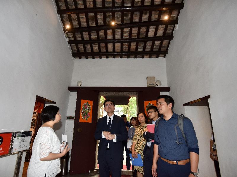 商务及经济发展局局长邱腾华（左二）今日（九月二十日）到访荃湾区，并参观三栋屋博物馆，了解三栋屋村的建筑布局和居室特色。