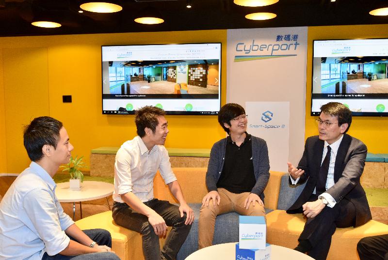 商务及经济发展局局长邱腾华今日（九月二十日）到访荃湾区，其间参观Smart-Space 8共用工作间。图示邱腾华（右一）与年青企业家会面，了解他们的创业经验。