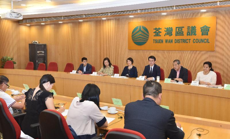 The Secretary for Commerce and Economic Development, Mr Edward Yau (third right), meets with members of the Tsuen Wan District Council to listen to their views on various local issues during his visit to Tsuen Wan District today (September 20).
