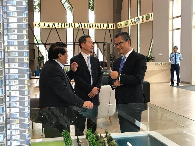 財政司司長陳茂波（右一）今日（九月二十日）訪問越南胡志明市，並參觀了一間在當地的香港企業。
