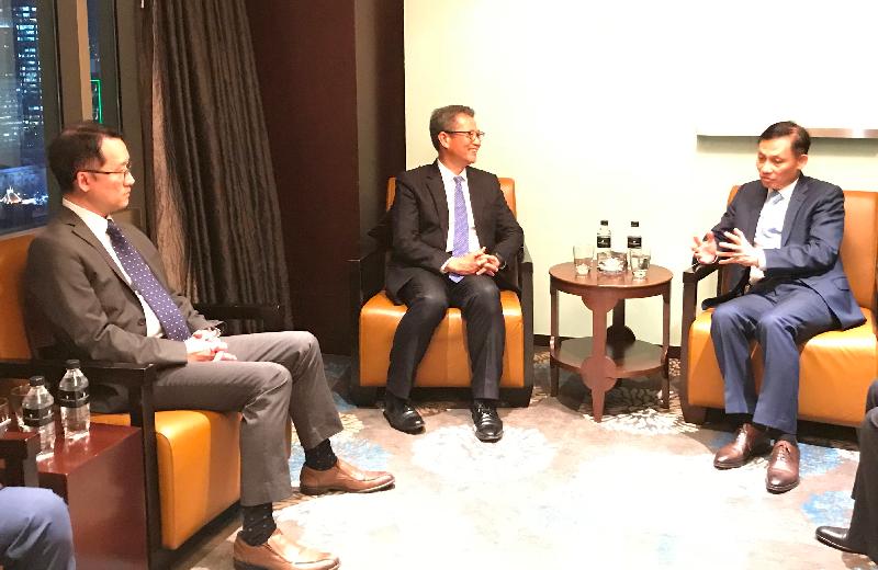 财政司司长陈茂波（中）今日（九月二十日）在越南胡志明市与越南外交部副部长黎怀中（右）会面。旁为香港驻新加坡经济贸易办事处处长陆嘉健（左）。