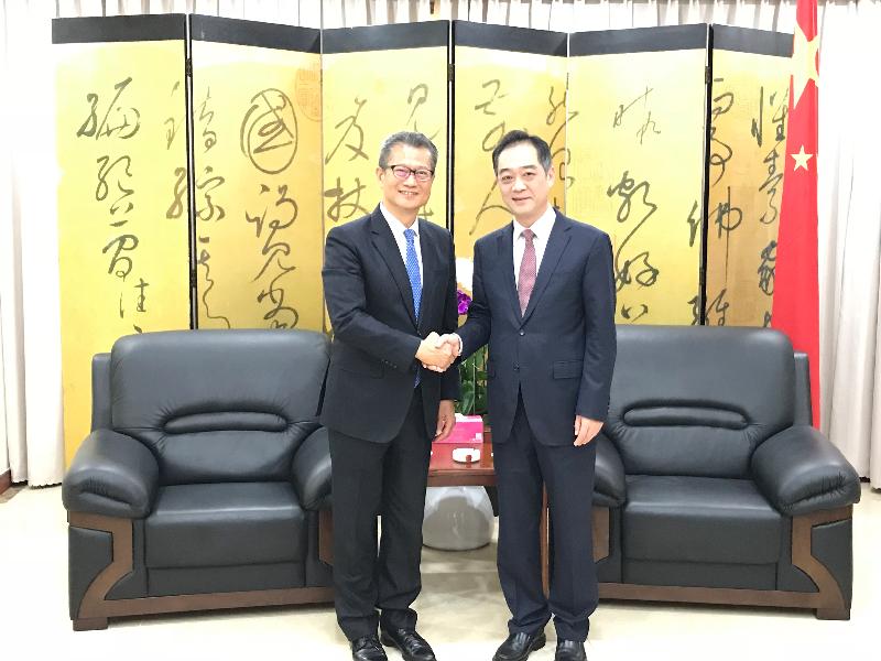 The Financial Secretary, Mr Paul Chan (left), today (September 20) meets the Consul-General of the People's Republic of China in Ho Chi Minh City, Mr Wu Jun (right), in Vietnam. 