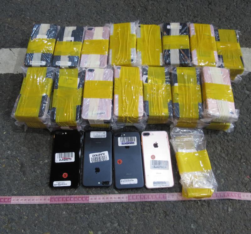 Hong Kong Customs yesterday (September 20) seized 572 suspected smuggled smartphones and 124 suspected smuggled mobile phone parts with an estimated market value of about $510,000 on board an outgoing private vehicle at Shenzhen Bay Control Point.