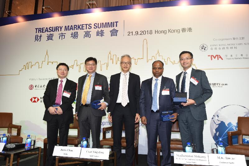 The Deputy Chief Executive of the Hong Kong Monetary Authority and Chairman of the Treasury Markets Association Executive Board, Mr Howard Lee (centre), today (September 21) shared his views on the global economic developments at the Treasury Markets Summit 2018. Joining him on the panel discussion were the Co-Head of Markets, Asia Pacific, the Hongkong and Shanghai Banking Corporation Limited, Mr Justin Chan (first left); the Managing Director and Chief China Economist, Head of Global Market Research (China), BNP Paribas, Mr Chen Xingdong (second left); the Head of Economics and Financial Markets for Asia and the Pacific, Bank for International Settlements Asian Office, Mr Madhusudan Mohanty (second right); and the Managing Director, Global Macro Research, Goldman Sachs, Dr M K Tang (first right).