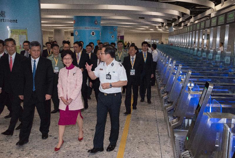 The Chief Executive, Mrs Carrie Lam, attended the Opening Ceremony for "Guangzhou-Shenzhen-Hong Kong" High Speed Rail (Hong Kong Section) held at the Hong Kong West Kowloon Station today (September 22). Photo shows Mrs Lam (first row, second right); the Governor of Guangdong Province, Mr Ma Xingrui (first row, second left); Vice-Chairman of the National Committee of the Chinese People's Political Consultative Conference Mr C Y Leung (first row, first left); and other guests receiving a briefing by an immigration officer on the operation of the Hong Kong Port Area.