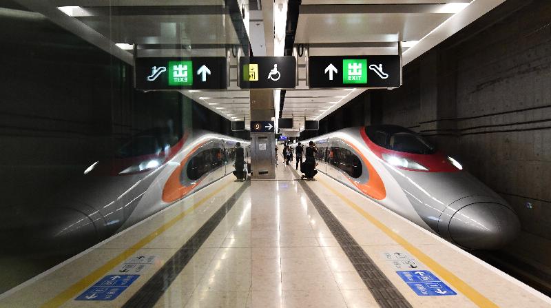 廣深港高速鐵路香港段今日（九月二十三日）開始營運，首班列車（車次G5736）以深圳北站為終點，上午七時由香港西九龍站開出。