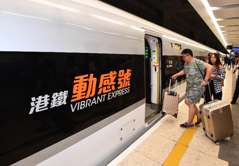 廣深港高速鐵路香港段今日（九月二十三日）開始營運，首班列車（車次G5736）以深圳北站為終點，上午七時由香港西九龍站開出。圖示乘客登車。