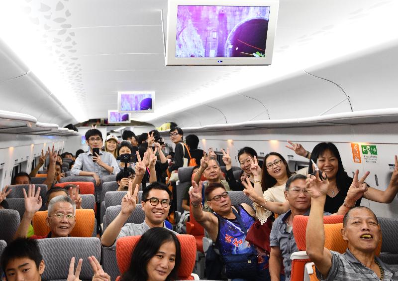 廣深港高速鐵路香港段今日（九月二十三日）開始營運，首班列車（車次G5736）以深圳北站為終點，上午七時由香港西九龍站開出。圖示車上情況。
