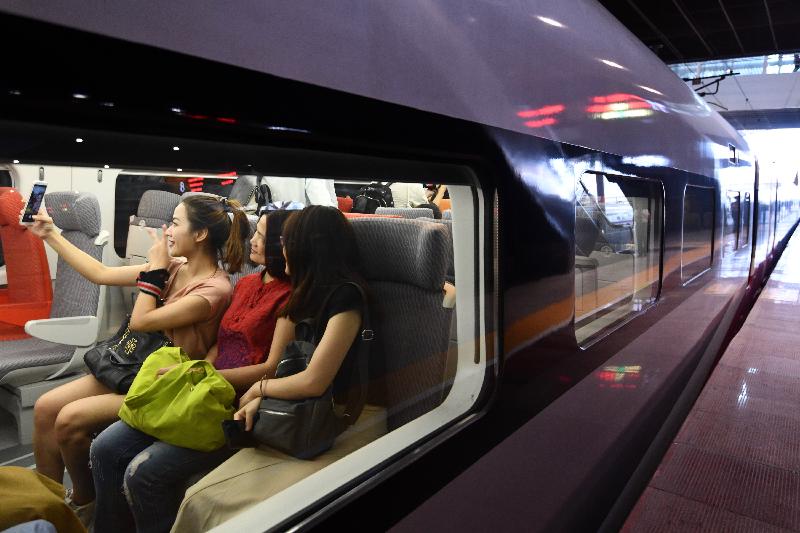 廣深港高速鐵路香港段今日（九月二十三日）開始營運，首班列車（車次G5736）以深圳北站為終點，上午七時由香港西九龍站開出。圖示車上情況。