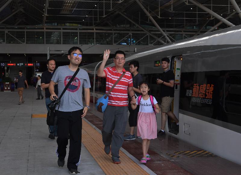 廣深港高速鐵路香港段今日（九月二十三日）開始營運，首班列車（車次G5736）以深圳北站為終點，上午七時由香港西九龍站開出。圖示列車抵達深圳北站。
