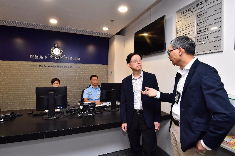 The Secretary for Security, Mr John Lee (second right) , today (September 23) inspects  the Police Report Centre at the Hong Kong Port Area  of WKS  where he is  briefed on the work of maintaining law and order at the station.