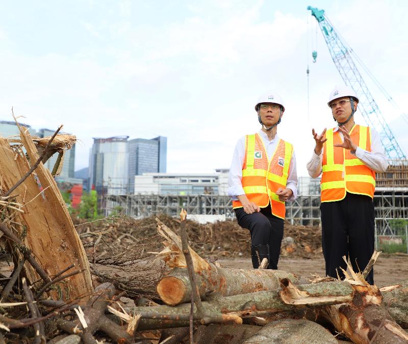 环境局局长黄锦星（左）今日（九月二十四日）下午视察启德发展区临时木料废物收集处，了解该收集处的运作情况。