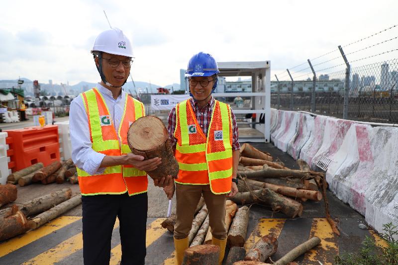 環境局局長黃錦星（左）今日（九月二十四日）下午視察啟德發展區臨時木料廢物收集處，了解該收集處的運作情況。