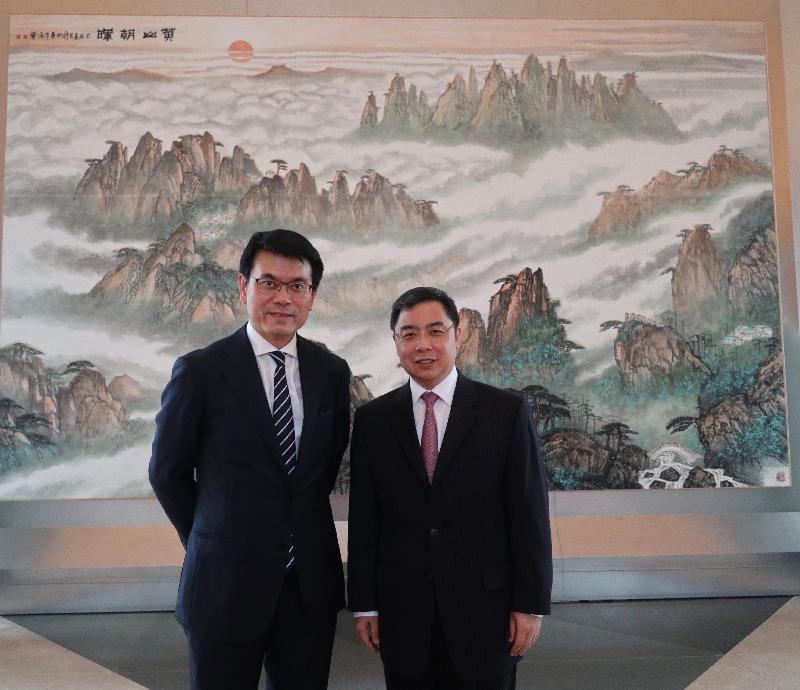 The Secretary for Commerce and Economic Development, Mr Edward Yau (left), pays a courtesy call on the Minister of the Chinese Embassy in the United States (US), Mr Li Kexin (right), in Washington, DC, the US today (September 24, Eastern Standard Time).